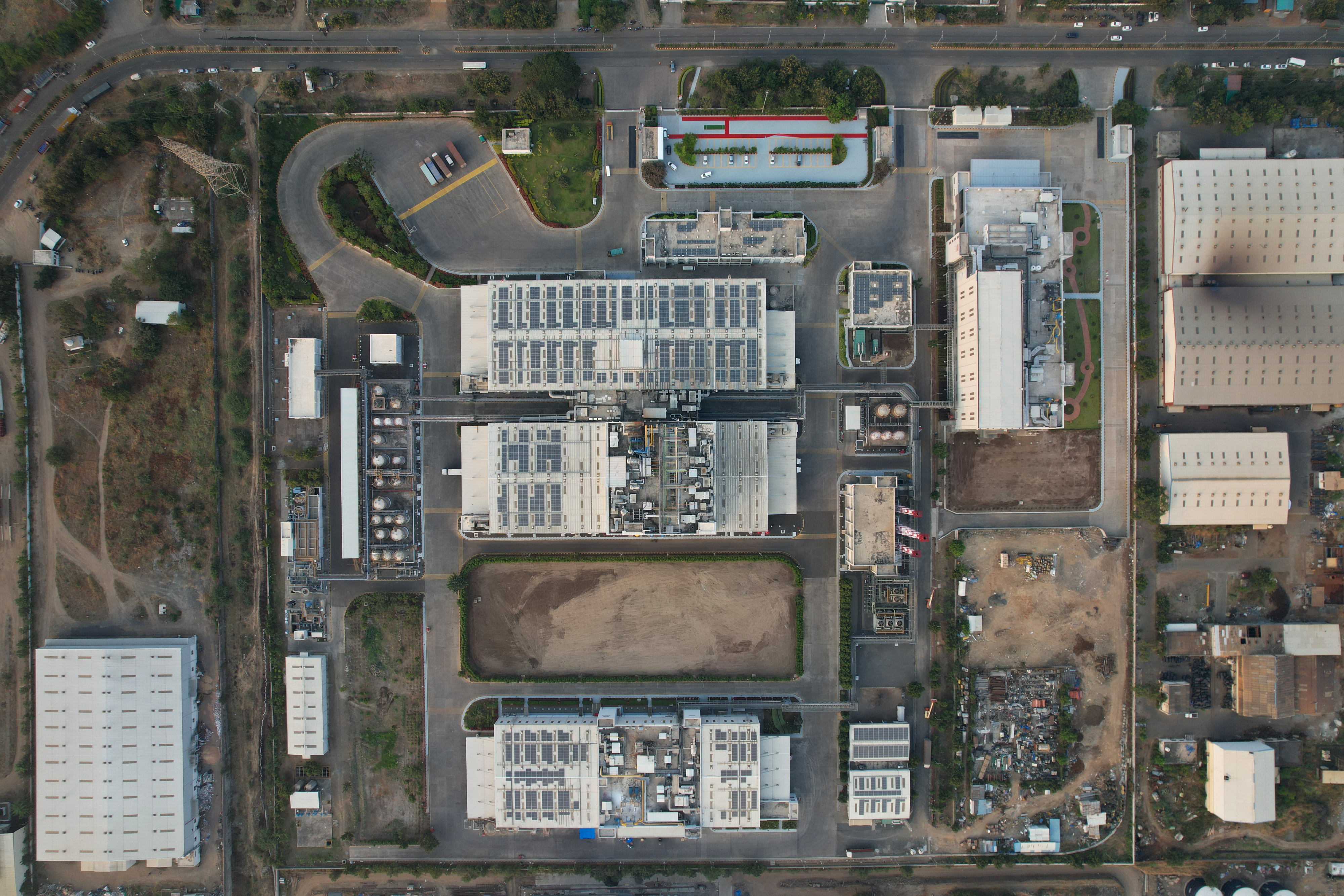 The Kurkumbh Adhesive Technologies production site in India has successfully eliminated Scope 1 and Scope 2 emissions, marking a significant step forward in Henkel’s ambition to decarbonize its operations by 2030.