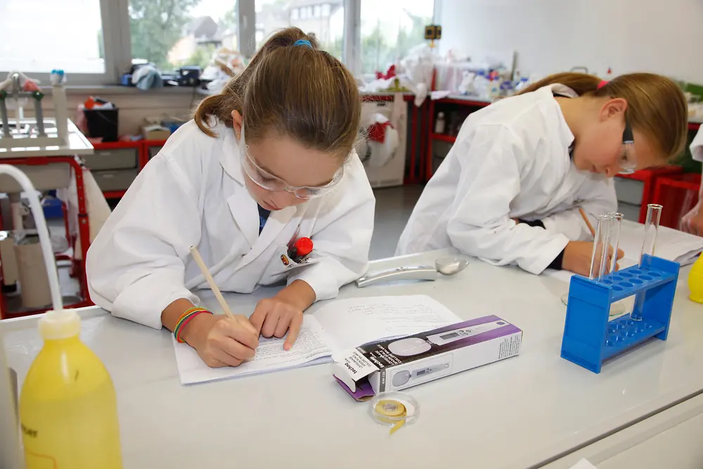
Nach den Experimenten dokumentierten die Schüler, wie echte Forscher, sorgfältig ihre Ergebnisse.
