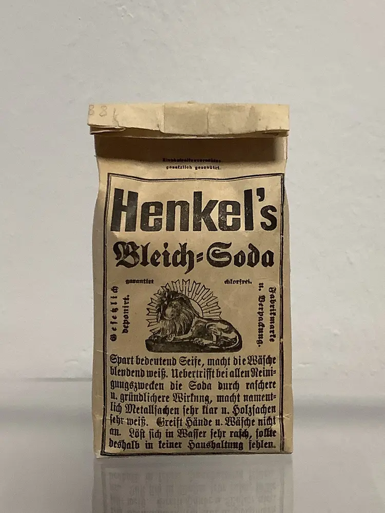 A „Henkel’s Bleich-Soda“ product sachet. 
