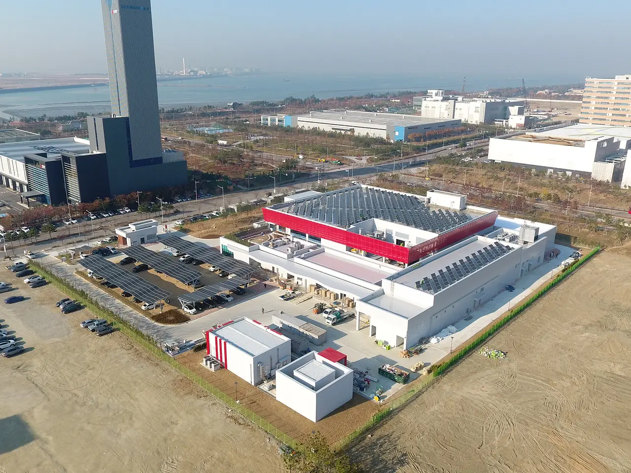 
When building new sites Henkel implements sustainability already into the design phase, for example in its Songdo plant in Korea opened in 2022.