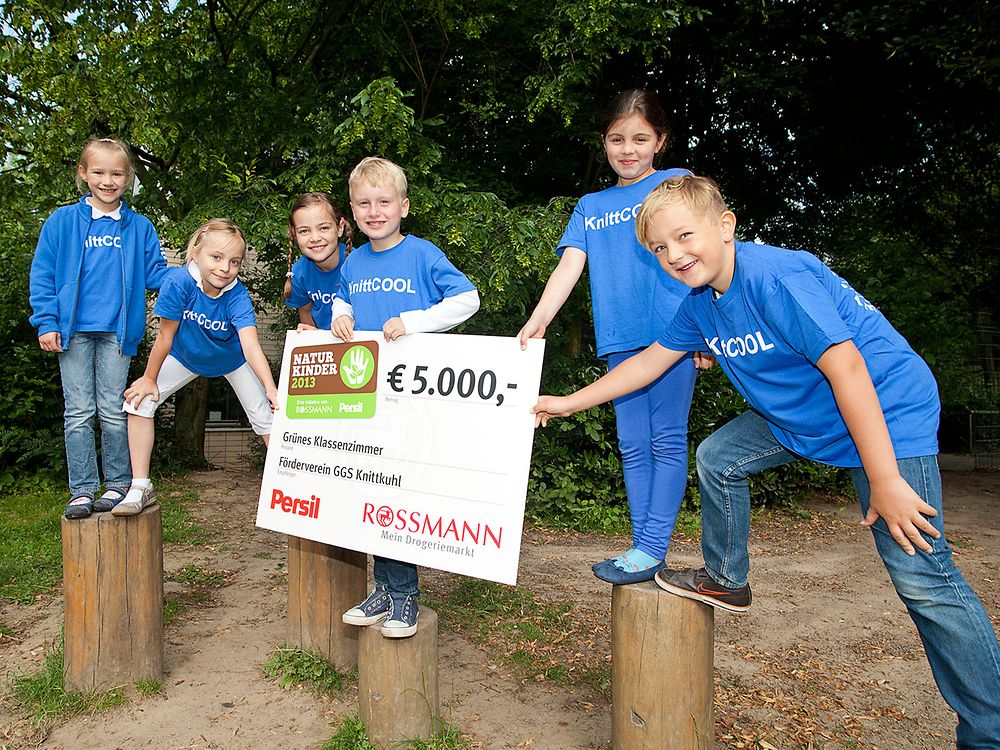 Die Kinder der GGS Knittkuhl in Düsseldorf freuen sich über 5.000 Euro