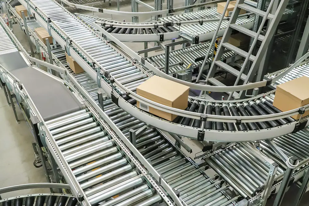 
Designed for e-commerce: Henkel's Technomelt E-COM adhesive portfolio is used in packaging automation. Bio-based materials and low application temperatures make the process more sustainable. 