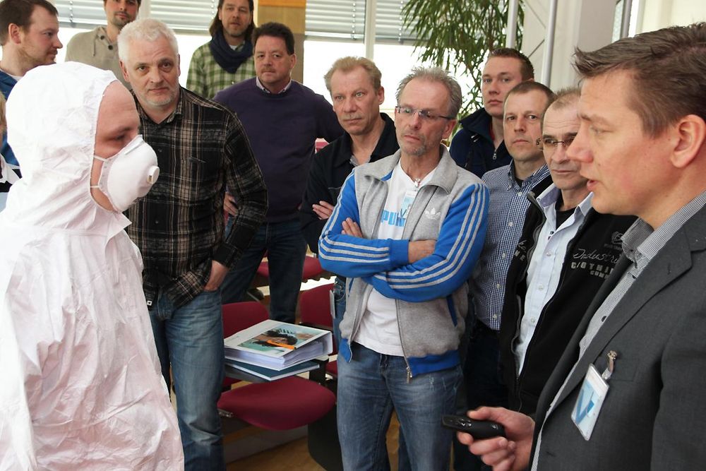 Welche Schutzvorkehrungen für den Umgang mit Asbest getroffen werden müssen, demonstrierte Björn Koch (r.) vom TÜV Rheinland an einem Teilnehmer