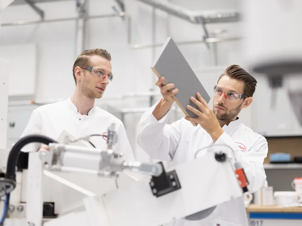 
Henkel's Edge Banding Application in action: The image shows the precise adhesive application for edge banding in furniture manufacturing.