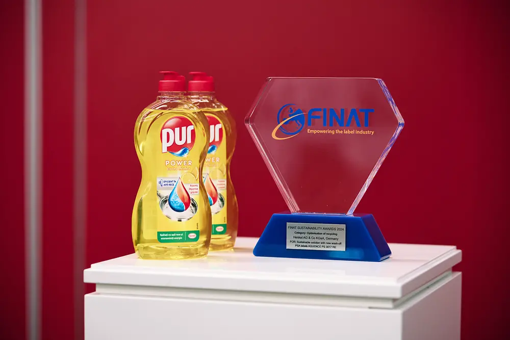
Recent products developed by Henkel Adhesive Technologies demonstrate how recyclability can be implemented in practice. One example is Aquence PS 3017 RE, a wash-off adhesive that won the 2024 FINAT Sustainability Award in the ‘Optimization of Recycling’ category. 