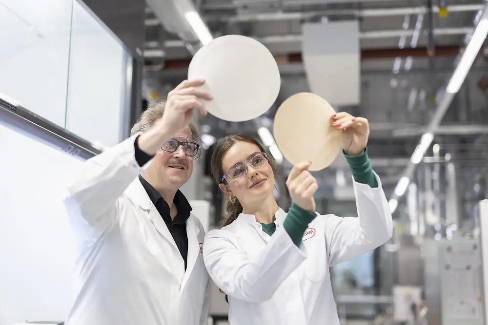 
At the Henkel Packaging Recyclab, a variety of testing standards are applied, including the Cepi/4evergreen protocol and the CHI method (cyclos-HTP Institute). This enables the company to accurately assess the recyclability of packaging, while also detecting deficiencies at an early stage and making targeted improvements. 