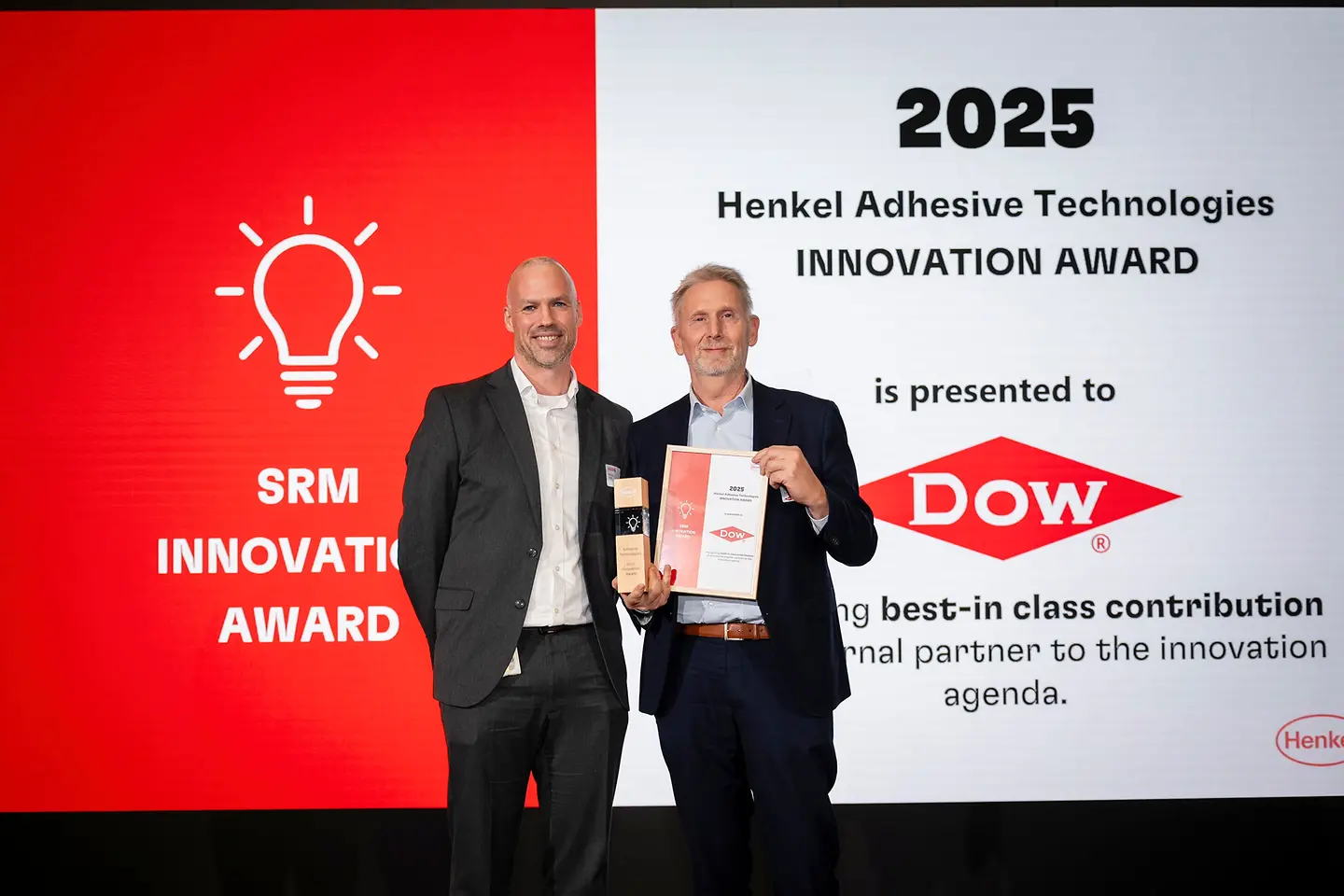 
Innovation Award 2025 for Dow: Nigel Fay (left), Vice President for Innovation at Henkel Adhesive Technologies and Chris Mertens, Senior Key Account Manager at Dow.