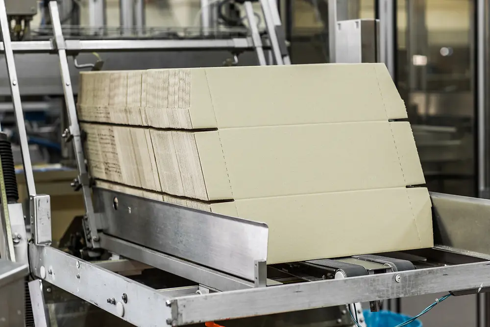 
At the Henkel Packaging Recyclab in Düsseldorf, Henkel tests formulations and packaging designs in accordance with recognized protocols such as Cepi/4evergreen and the CHI methodology. 