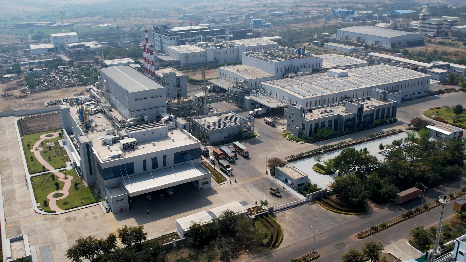 
The Kurkumbh Adhesive Technologies production site in India has successfully eliminated Scope 1 and Scope 2 emissions, marking a significant step forward in Henkel’s ambition to decarbonize its operations by 2030.