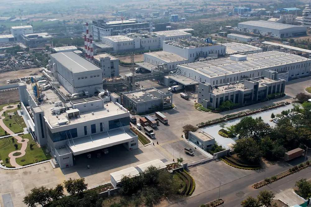 
The Kurkumbh Adhesive Technologies production site in India has successfully eliminated Scope 1 and Scope 2 emissions, marking a significant step forward in Henkel’s ambition to decarbonize its operations by 2030.