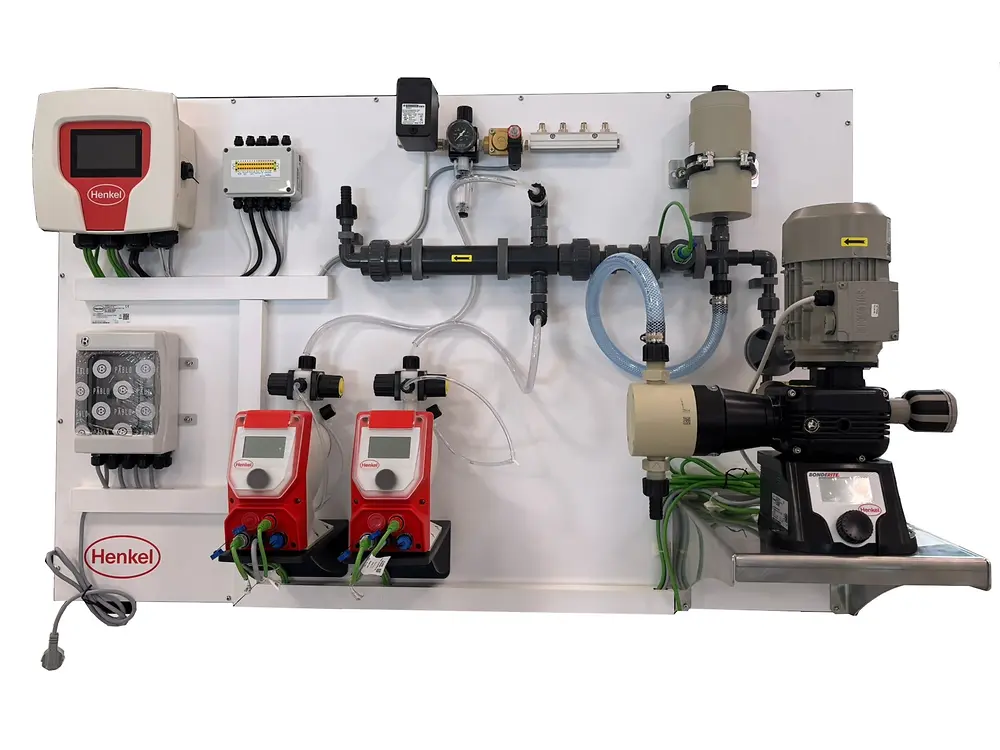 
Henkel’s new APNR 2.0 equipment generation: The EcoFlex control unit supports precise and repeatable application of the adhesion promoter. 