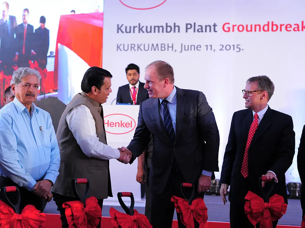 
Paul Kirsch (m.), Senior VP, Supply & Operations, Adhesive Technologies and President Henkel India, Jeremy Hunter (r.), welcomed Chief Minister of Maharashtra, Devendra Fadnavis (l.) and other dignitaries from the Maharashtra government