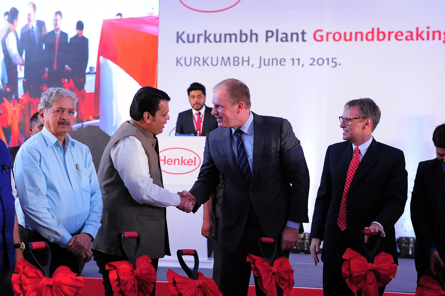 
Paul Kirsch (m.), Senior VP, Supply & Operations, Adhesive Technologies and President Henkel India, Jeremy Hunter (r.), welcomed Chief Minister of Maharashtra, Devendra Fadnavis (l.) and other dignitaries from the Maharashtra government