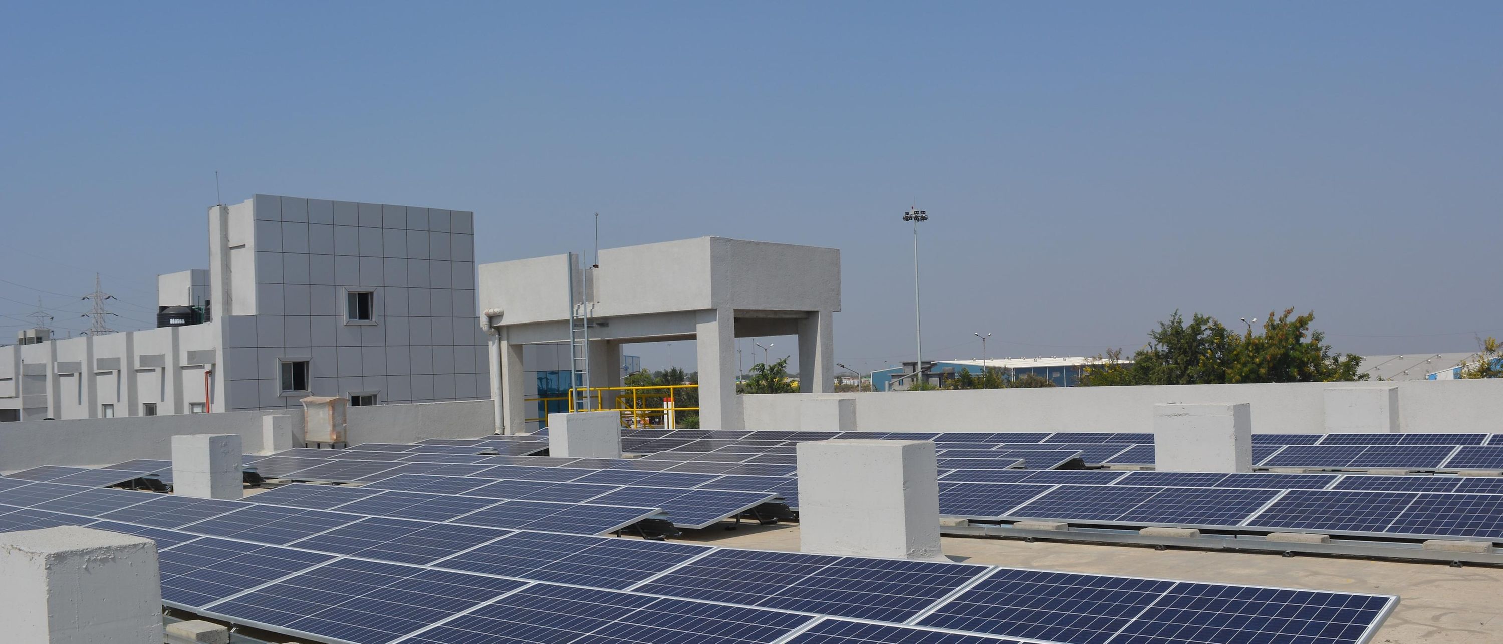Henkel India: local energy production: solar panels on the roof of Kurkumbh plant