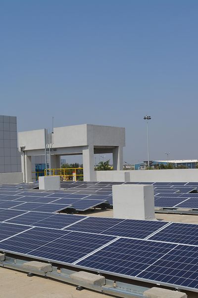Henkel India: local energy production: solar panels on the roof of Kurkumbh plant