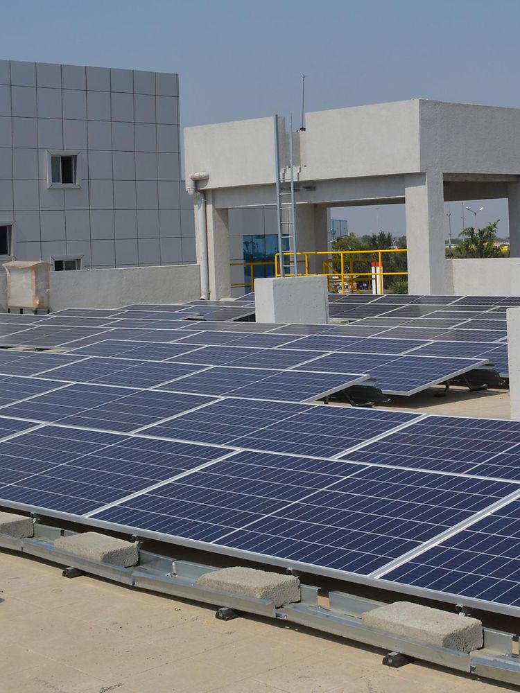 

Henkel India: local energy production: solar panels on the roof of Kurkumbh plant