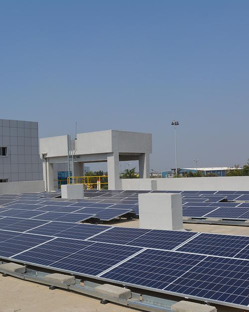 Henkel India: local energy production: solar panels on the roof of Kurkumbh plant